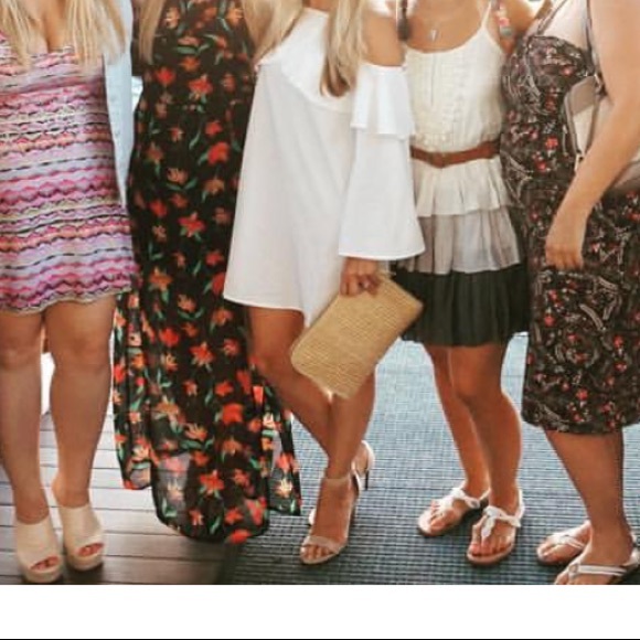 Dresses & Skirts - White dress, open shoulders, super fun!
